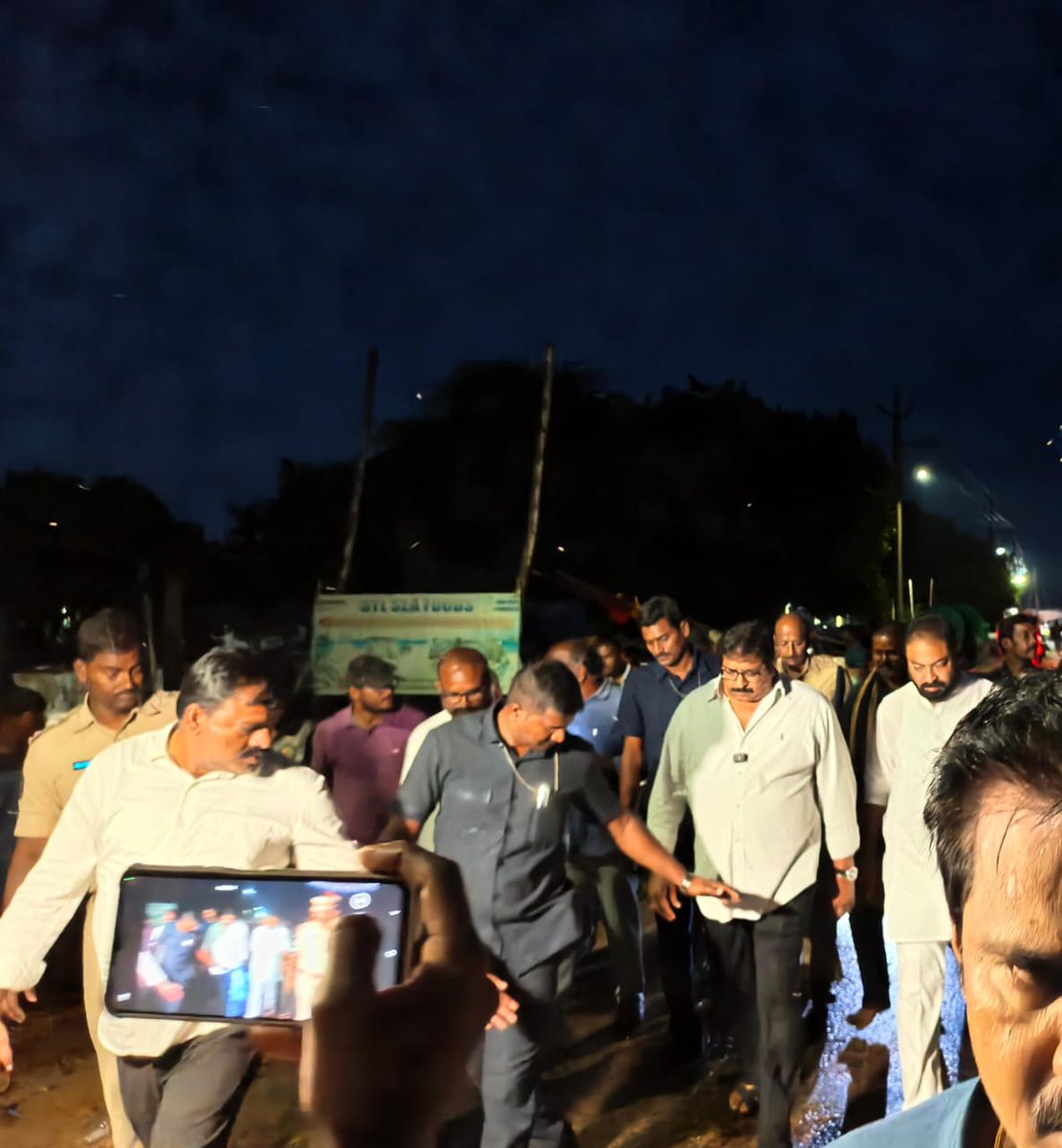 మొంథా తుఫాన్ నేపథ్యంలో కొత్తపట్నం మండలంలో కేపల్లెపాలెం,కొత్తపట్నం గ్రామాలలో పర్యటించిన ఒంగోలు శాసనసభ్యులు <a href="/DamacharlaMLA/">Damacharla JanardhanaRao</a> మరియు ఉమ్మడి ప్రకాశం జిల్లా <a href="/JanaSenaParty/">JanaSena Party</a> అధ్యక్షులు,ఒంగోలు అర్బన్ డెవలప్ మెంట్ అథారిటీ చైర్మన్ <a href="/reyazsk786/">reyaz</a> గారు

#CycloneMontha
<a href="/APDeputyCMO/">Deputy CMO, Andhra Pradesh</a>
<a href="/PawanKalyan/">Pawan Kalyan</a>