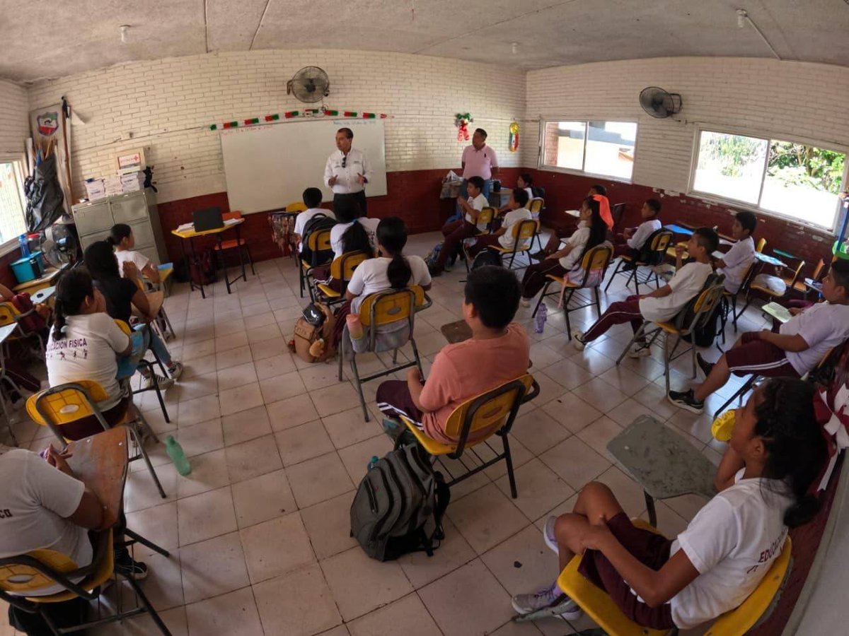 Esto te interesa Regresan a clases 2 mil 442 planteles afectados por lluvias; 
El Gobierno de México y la SEP implementan una estrategia para restablecer clases en escuelas afectadas por lluvias en varios estados del país. 
lcrnoticias.com/regresan-a-cla…
lcrnoticias.com/regresan-a-cla…