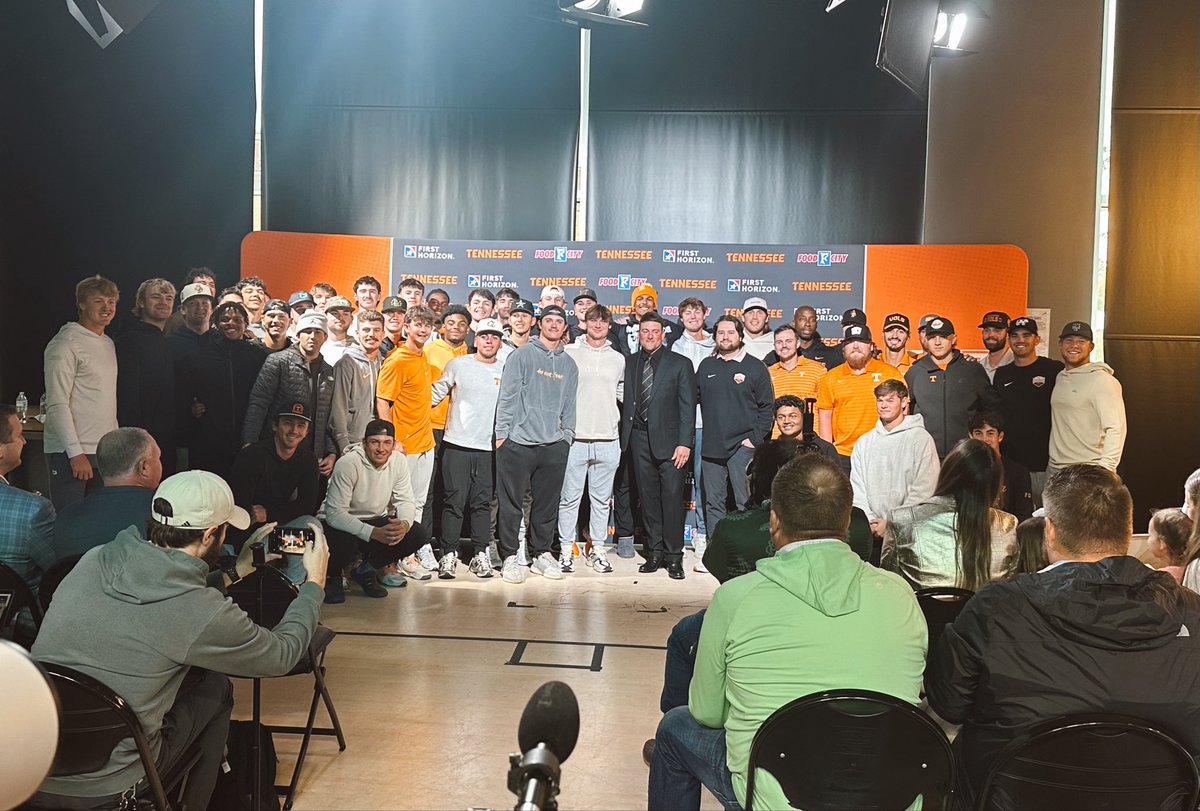 YankeefaninTenn's tweet image. Josh Elander with current and former players.