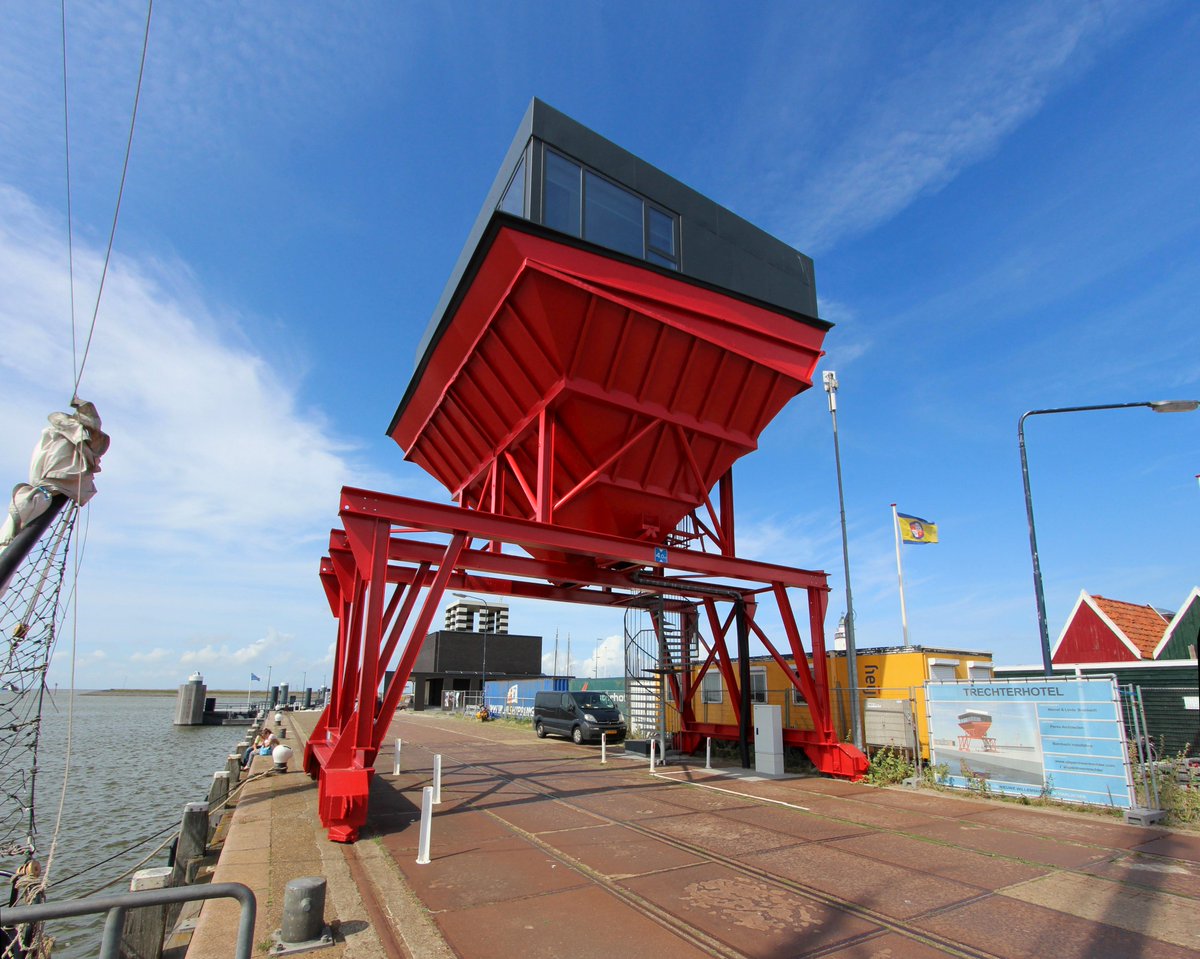 Afgelopen vrijdag stond er een artikel in de Leeuwarder Courant over de mooiste 15 van Friesland. 
Op nummer 4 is bij de categorie herbestemming utiliteitsbouw de Nieuwe Willemshaven in Harlingen als winnaar genoemd. Met diverse projecten heeft Penta hier aan kunnen meewerken.