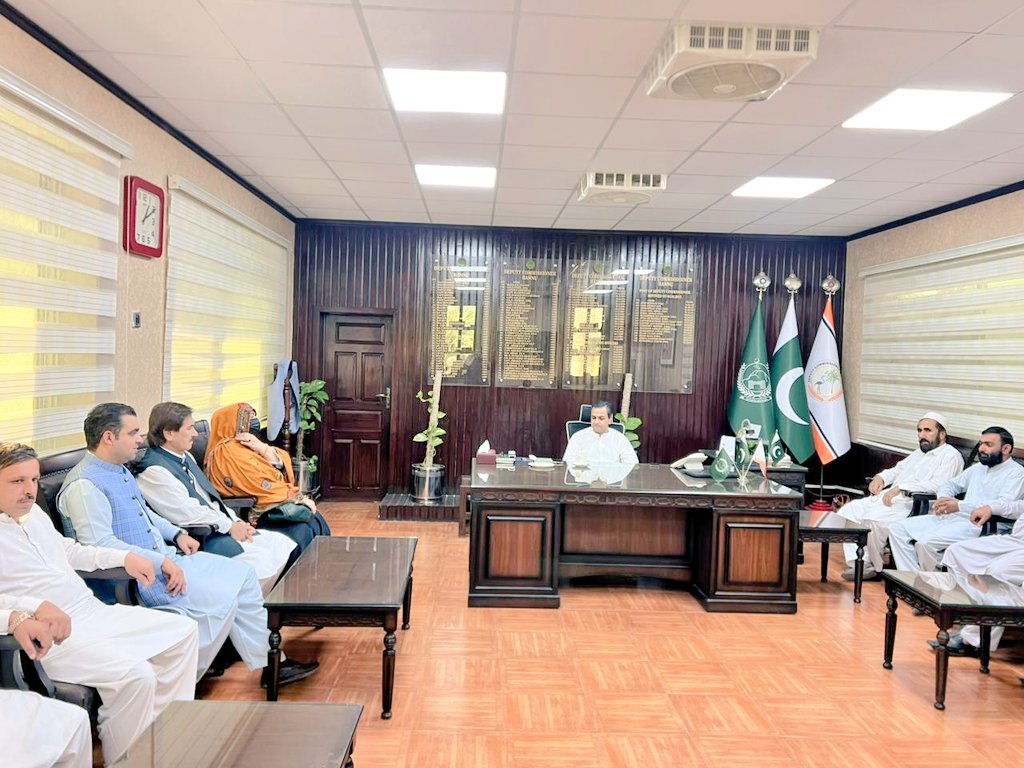 پاکستان پیپلزپارٹی خواتین ونگ بنوں ڈویژن کی صدر،ممبر صوبائی اسمبلی فرزانہ شیرین کا پاکستان پیپلزپارٹی ڈسٹرکٹ بنوں کے وفد کے ہمراہ ڈی ائی جی بنوں سجاد خان اور ڈپٹی کمشنر بنوں فہیم خان سے ملاقات۔
ملاقات میں امن و امان اور بنوں میں بند روڈوں کے حوالے سے تفصیلی بات کی
<a href="/BBhuttoZardari/">Bilawal Bhutto Zardari</a>