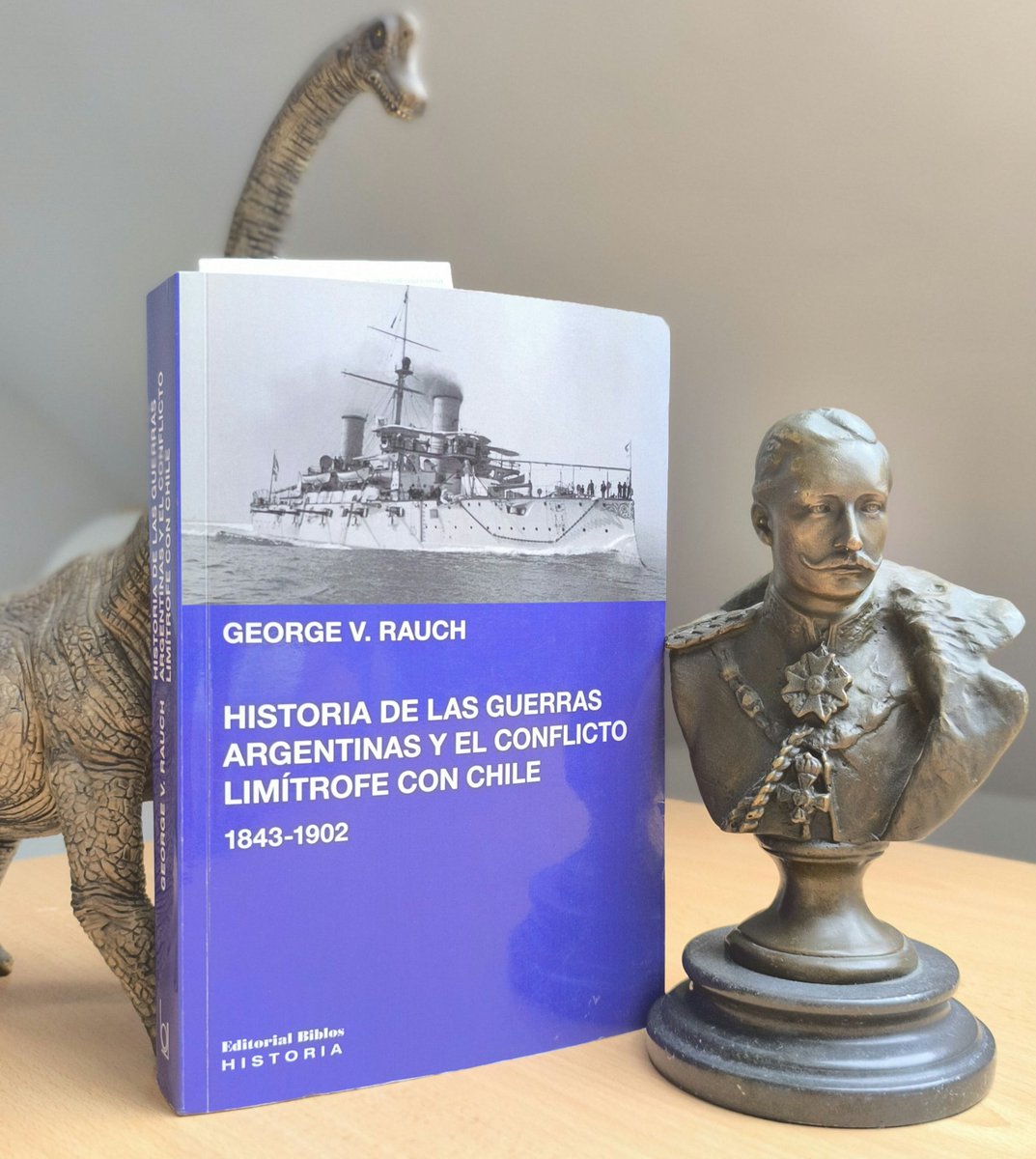 HoplitaPluma's tweet photo. En las conclusiones de su libro, von Rauch parece sorprendido que Chile, una vez ganada la Guerra el Pacífico, no haya intentado en 1883 tomar una actitud revanchista con Argentina. Y conquistar la Patagonia, cuando tenía una marina y ejército más poderoso.

De nuevo, no comprende el pensamiento político de los actores chilenos. Chile tenía, y tiene, un cuasi-religioso respeto por los tratados firmados.

En segundo lugar, Chile siempre ha sido una nación que busca mantener el status quo. Como sostiene Burr, la guerra de Pacífico fue comenzada para mantener el equilibro perdido ante a una amenaza de tres frentes. Guerra que habría acabado en 1881 si Argentina y los EEUU no se hubieran inmiscuido diplomáticamente. Lo que engendró enorme animosidad en Chile contra ambos.

La imagen que tenían los argentinos de Chile de ser una "potencia expansionista" solo era real en los sueños húmedos de Estanislao Zeballos.

von Rauch comprende muy bien el punto de vista argentino. Pero es el equivalente de mirarse el ombligo.

von Rauch, 'Historia de las Guerras Argentinas y el Conflicto Limítrofe con Chile', p.429