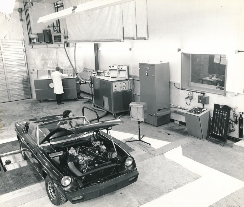 Jensen Healey en mode test ! Ce rarissime modèle méconnu est équipé du moteur Lotus type 907 (2 litres 16 soupapes double arbre à cames en tête 144 ch.), production de 1973 à 1975. (crédit photo archives Jabby Crombac - Club Lotus France) #Lotus907 #JensenHealey <a href="/ClubLotusFrance/">Club Lotus France</a>