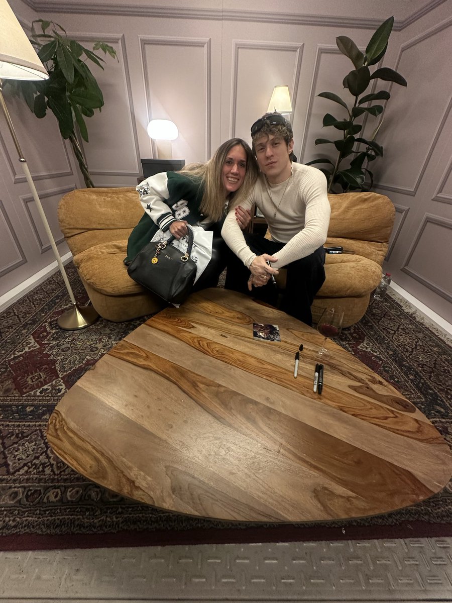 Chevuoi_chesia's tweet photo. Io comunque sono ancor ferma al momento in cui parlavo con Filippo in salotto con dietro le stesse piante a farci compagnia 

#irama #advdm https://t.co/KahcJHw13q
