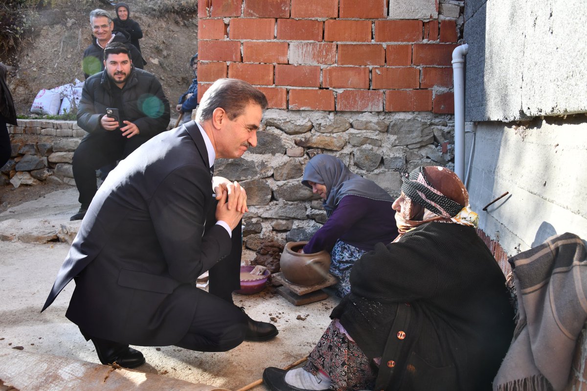 Ghanevalilik's tweet photo. 🇹🇷 Valimiz Aydın Baruş, Merkez ilçemize bağlı Dölek Köyü’nü ziyaret ederek vatandaşlarımızla bir araya geldi.

🤝 Muhtar Yüksel Fındıklı ve köy halkı tarafından karşılanan Valimiz, beraberinde İl Emniyet Müdürü İsmail Karasakal ve İl Jandarma Komutanı Kıdemli Albay Bilal Sarıdoğan ile birlikte köyde incelemelerde bulunarak vatandaşların sorun ve taleplerini dinledi.

🏺 Ziyaret kapsamında Valimiz, Gümüşhane’nin coğrafi işaretli ürününden biri olan Dölek Güvecinin üretimini sürdüren kadın çömlek ustalarıyla bir araya geldi. Kadın ustalardan güvecin yapım aşamaları, kullanılan özel toprak ve geleneksel üretim yöntemleri hakkında bilgi alan Valimiz, bu kadim geleneğin yaşatılmasının kültürel mirasımız açısından önem taşıdığını ifade etti.