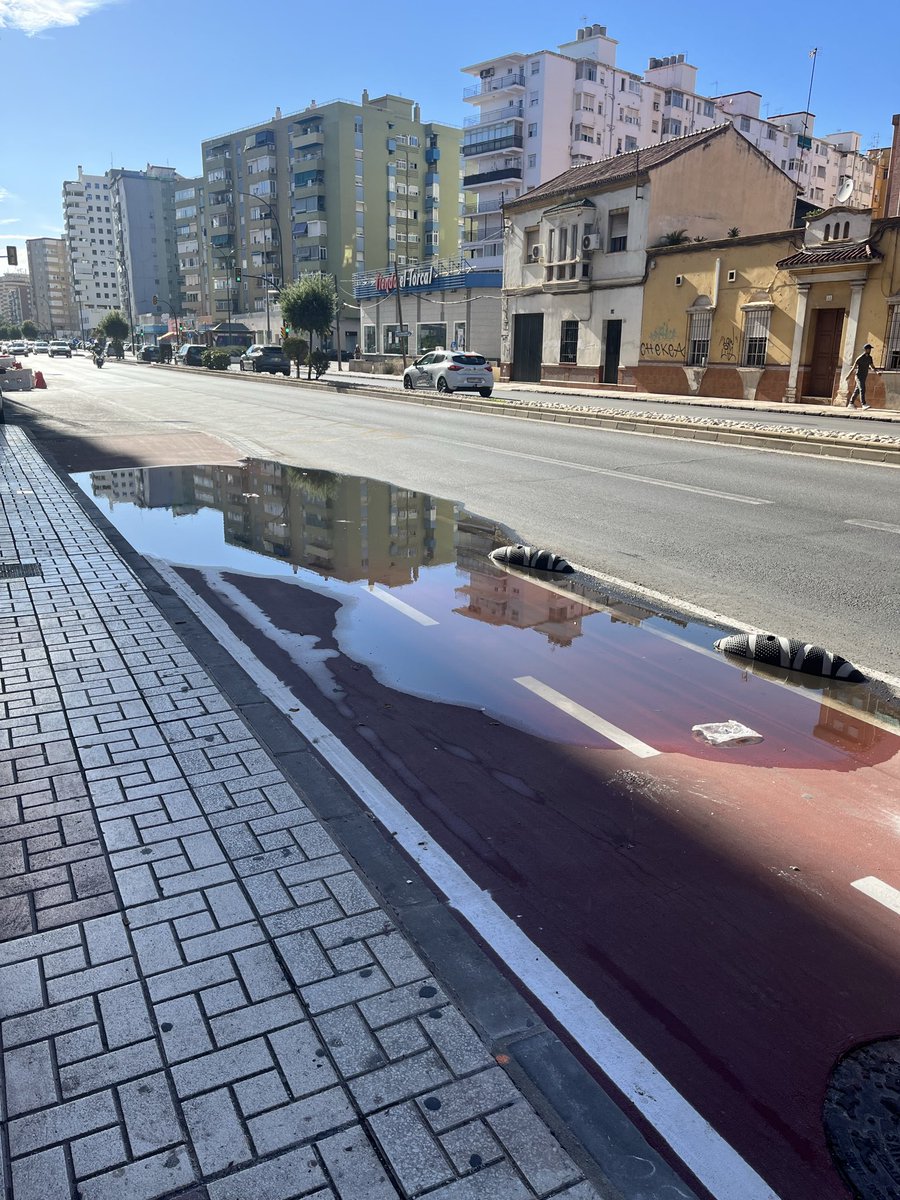 josedeistan's tweet photo. En los recién hechos carriles bici de la Carretera de Cádiz también se puede practicar submarinismo https://t.co/KmDKDVYOW2