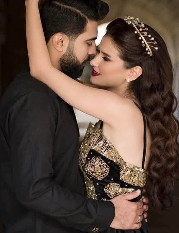 lmstq1457694's tweet image. حبيبتي❤ 
أنا لا أراقبك
ولا أعرف توقيت حضورك
ولا أسمع وقع خطواتك
لكنه قلبي يشعر بوقع مرورك
ما إن تأتي يفوح عبير شوقك❤
فأشم عطر حنينك وتبقي آثار لهفتك
عابقه بين الكلمات
فسلام علي عينيكِي التي تقرأ❤