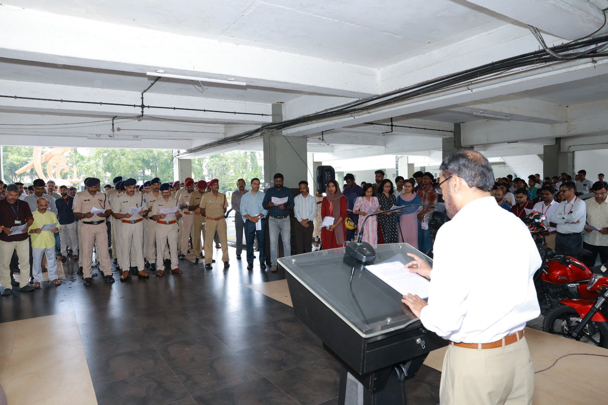 cslcochin's tweet photo. CSL observed the inauguration of Vigilance Awareness Week 2025 with the theme “Vigilance – Our Shared Responsibility”.
The event began with the Integrity Pledge administered by Shri Jose VJ, Director (Fin), #reaffirming our collective #commitment to #transparency, #accountability, and #ethical conduct in all our endeavours. Together, let’s uphold integrity as our strongest anchor.