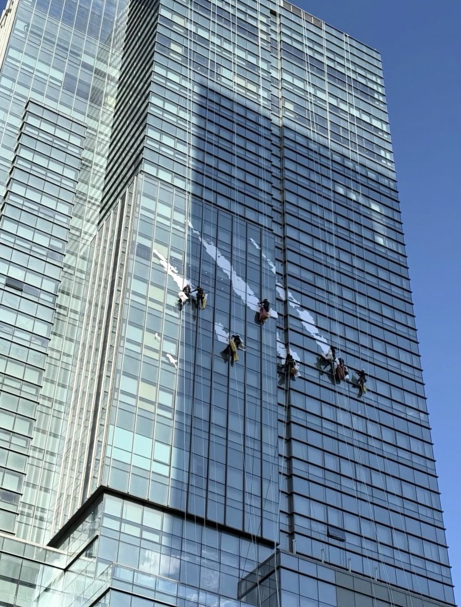 andTEAMluneGBL's tweet photo. 🌐 [INFO] 251028

HYBE’s headquarters in Yongsan, Seoul is currently wrapped to commemorate the release of &amp;TEAM's Korean debut mini-album “𝘽𝙖𝙘𝙠 𝙏𝙤 𝙇𝙞𝙛𝙚” 

BACK TO LIFE MV OUT NOW
#BackToLife #andTEAM
#앤팀 @andTEAMofficial https://t.co/Gg5lVjxnK2