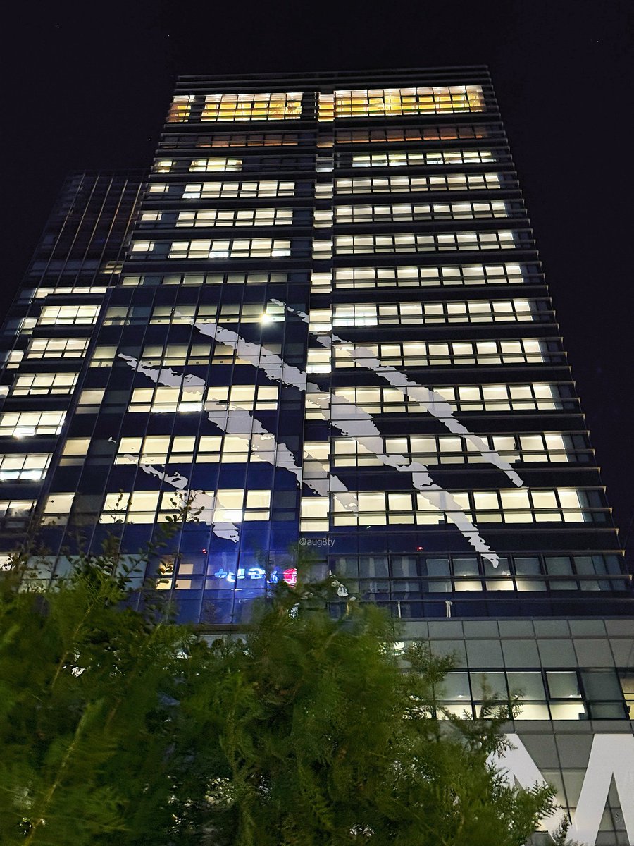🌐 [INFO] 251028

HYBE’s headquarters in Yongsan, Seoul is currently wrapped to commemorate the release of &amp;TEAM's Korean debut mini-album “𝘽𝙖𝙘𝙠 𝙏𝙤 𝙇𝙞𝙛𝙚” 

BACK TO LIFE MV OUT NOW
#BackToLife #andTEAM
#앤팀 <a href="/andTEAMofficial/">&TEAM OFFICIAL</a>