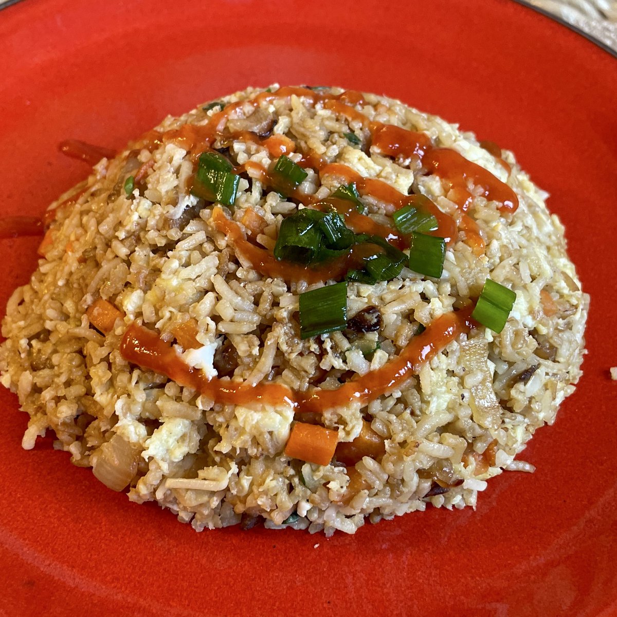 Считаю, что egg fried rice — это самое вкусное блюдо человечества в любой вариации, которое должен уметь готовить каждый.