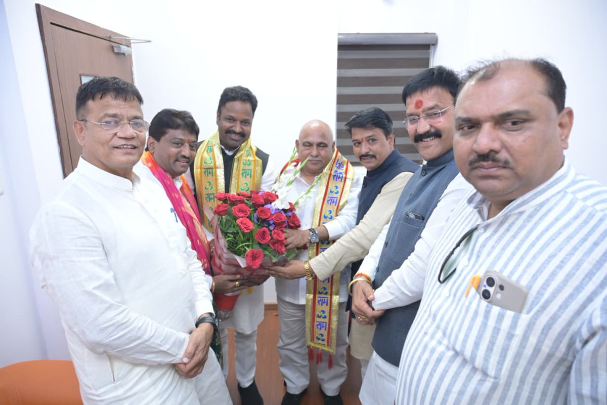 आज भोपाल में <a href="/BJP4MP/">BJP Madhya Pradesh</a>  के अध्यक्ष आदरणीय श्री <a href="/Hkhandelwal1964/">Hemant Khandelwal</a>  जी से सोजन्य भेंट कर दीपावली पर्व की शुभकामनाएं  प्रेषित की।
