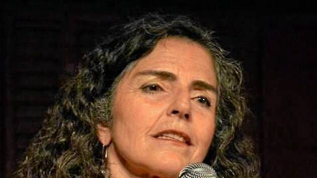 Estado deberá indemnizar a cantante Gabriela Barrenechea, torturada en dictadura. 
“Tres hombres me fueron a buscar al domicilio de mis padres en Providencia, donde me encontraba con mi hijo Camilo. Era de noche. Me subieron a una camioneta, me pusieron scotch en los ojos y me