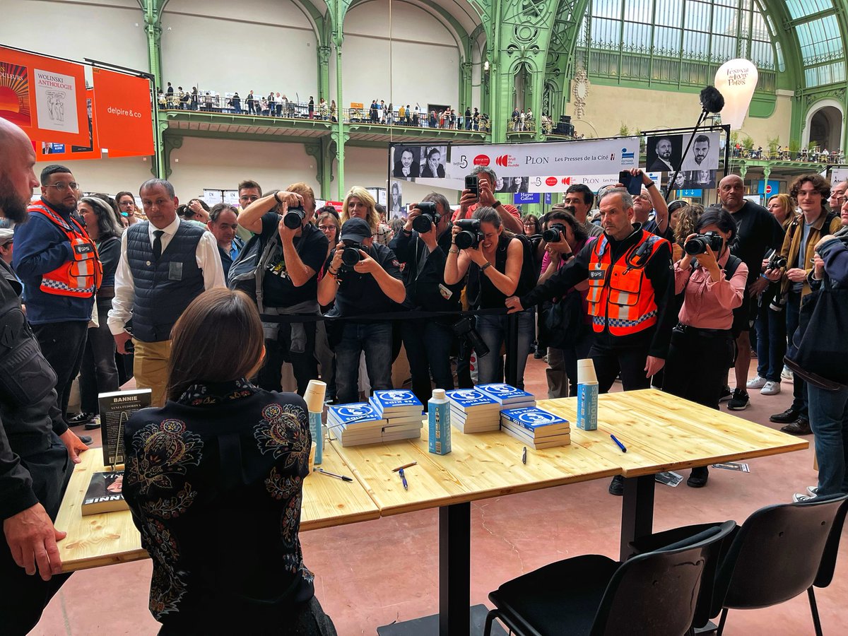 xfedorova's tweet image. Une photo qui me rappelle à quel point la liberté d’expression est devenue sélective - au Salon du Livre de Paris, après que ma séance de dédicace a été sabotée avec l’accord tacite des organisateurs, sous l’œil avide des caméras venues célébrer la censure.
C’est exactement ce…