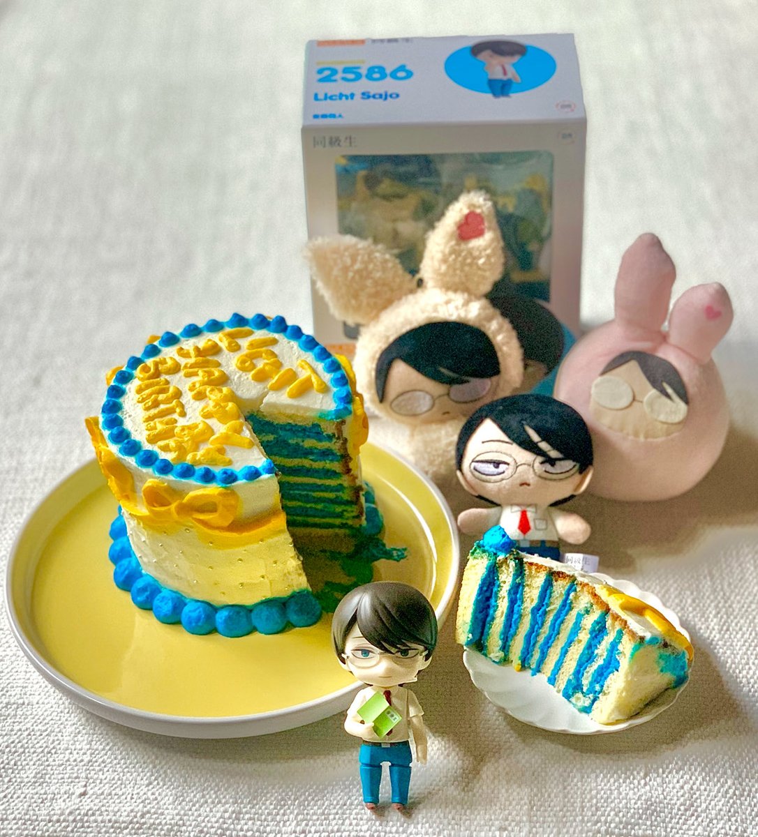 yappariusa's tweet photo. 💙💛佐条くんお誕生日おめでとう💛💙
今年は同級生カラーのケーキでいろんな佐条くんと共に賑やかなお祝いになりました！！！沢山の可愛いをありがとう🥹🫶ねんどろのメガネがいつか壊れそうでヒヤヒヤしています……気をつけるね😂💦
 #佐条利人誕生祭2025
#ねんどろ同級生
#Doukyuusei https://t.co/b4U2LIzOWG