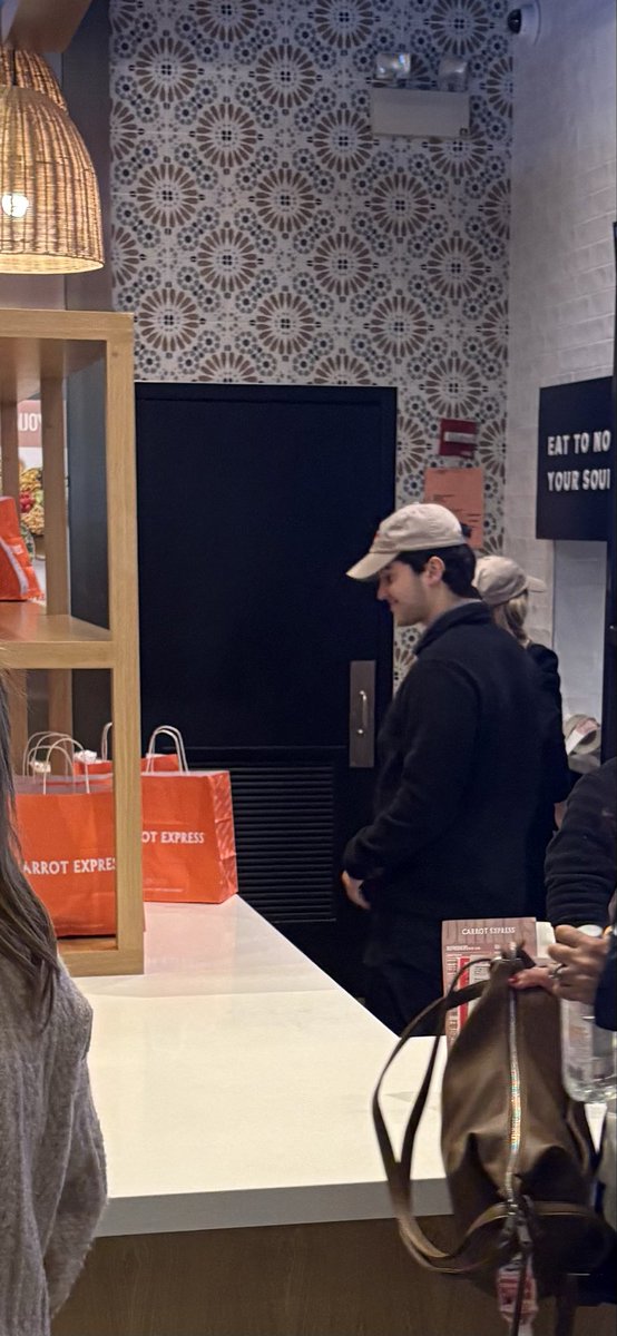 zbell114's tweet photo. Best service in the game, everyone go to Carrot Express https://t.co/KBmKnnG3ci