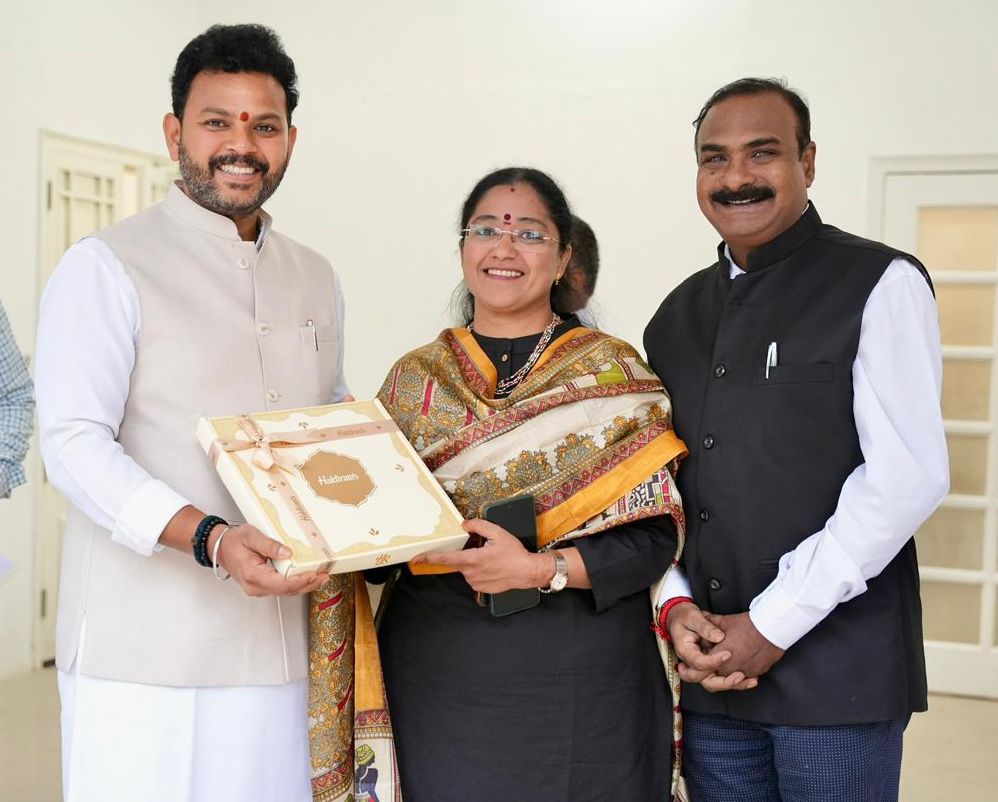 jyothsna_tdp's tweet image. Met Union Civil Aviation Minister Shri @RamMNK Garu at his residence to convey Diwali greetings and heartiest congratulations on his son’s cradle ceremony.
Wishing the family happiness, health, and divine blessings. 🙏🪔
#HappyDiwali #RamMohanNaidu #TDP #NDA
