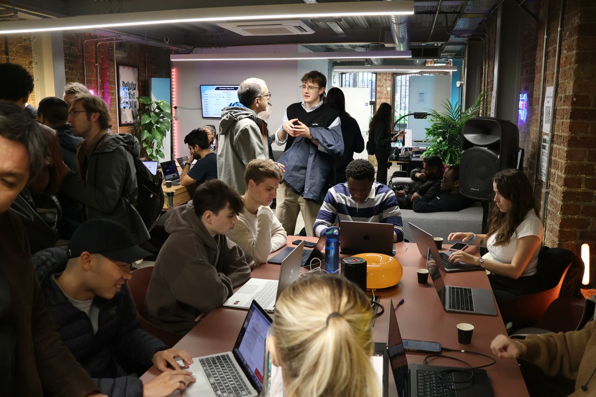 SpaceandTimeDB's tweet image. We spent the weekend in London with @encodeclub and @dreamspaceHQ where hundreds of developers and university students gathered to vibe code new onchain businesses and win thousands of dollars in prizes.
This is the future of entrepreneurship. All on Space and Time.
