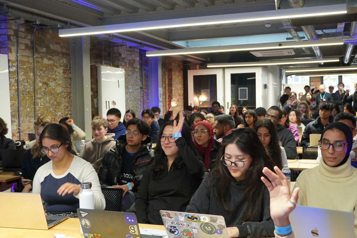 SpaceandTimeDB's tweet image. We spent the weekend in London with @encodeclub and @dreamspaceHQ where hundreds of developers and university students gathered to vibe code new onchain businesses and win thousands of dollars in prizes.
This is the future of entrepreneurship. All on Space and Time.