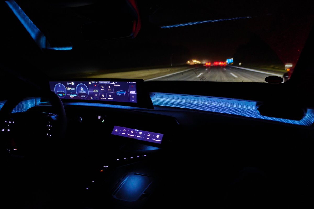 PeugeotDE's tweet photo. Das Cockpit der Zukunft, schon heute erlebbar.
Digitale Präzision, intuitives Design und ein Gefühl von grenzenloser Kontrolle.
Willkommen in der neuen Ära des Fahrens. 🚀
(Ambientelicht je nach Version und Ausstattung)
#peugeot #icockpit #peugeotmoments #peugeotdeutschland https://t.co/wdtUd2DNvP