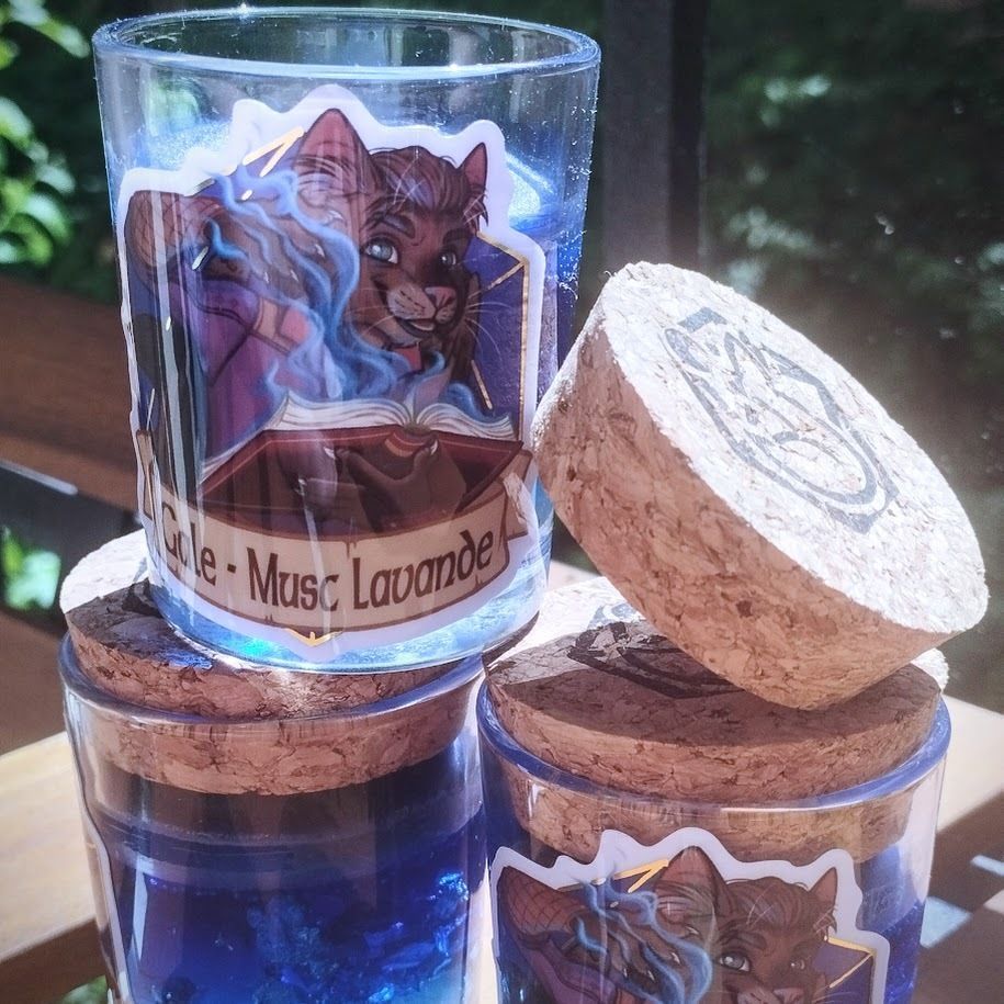 fennecraft's tweet image. Nouvelle bougie : bleu brumeux, feuilles argentées et parfum musc-lavande 💜✨
Inspirée et illustré par Gale de Baldur’s Gate 3 en Tressym par Chubby Kirin 🐾
Dispo sur ma boutique !

#HandmadeCandle #Gale #BaldursGate3 #Tressym #FurryArt #CandleArt #Artisanat