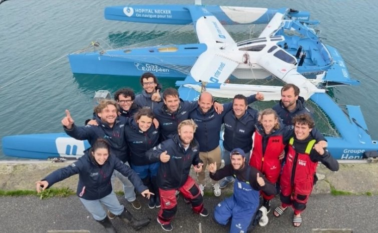 UltimBoat's tweet image. #Ultime #UltimTeam #OceanFifty 

InterInvest remis à l'endroit à Brest.