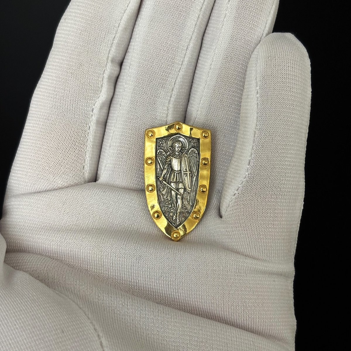 papaj_jewelry's tweet image. Archangel Michael shield pendant — sterling silver with gold-plated rivets, high-relief icon + engraved prayer on the back. A compact protection talisman (1.26"×0.79"), handmade in Ukraine; gift-ready. Link in bio.
#ArchangelMichael #ChristianJewelry #ProtectionAmulet