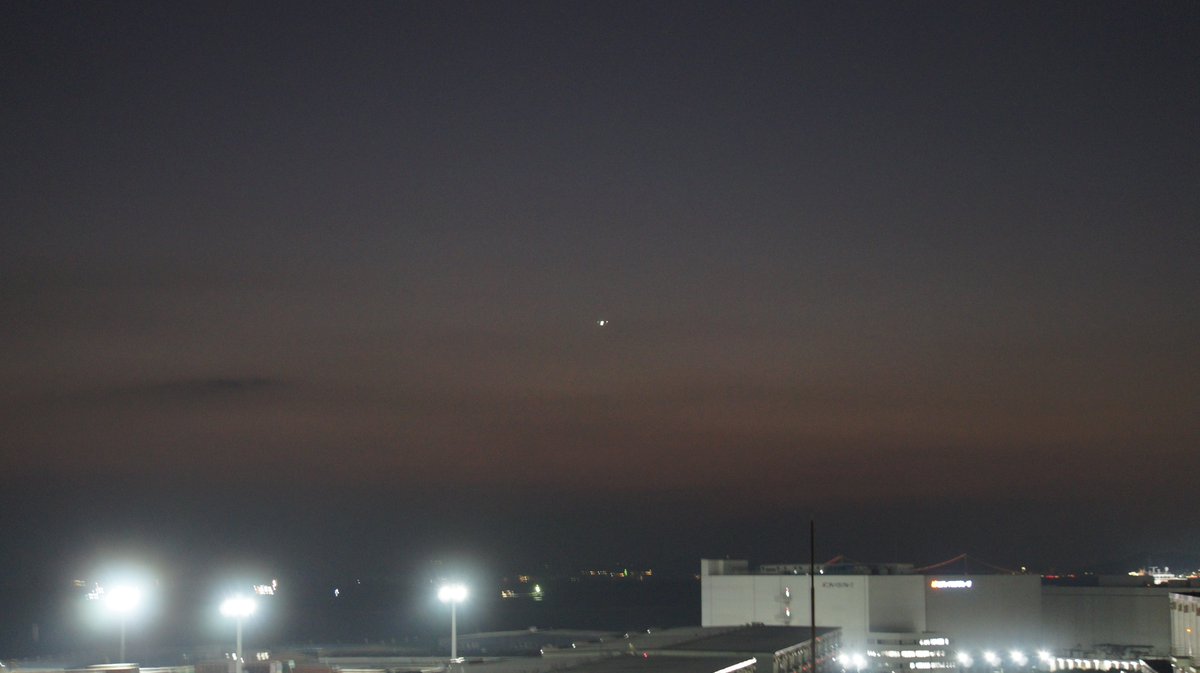 st_miki's tweet photo. 午後6時前、明る過ぎてレモン彗星は見えませんでした…光っているのは飛行機でした https://t.co/stR9HDEfY8