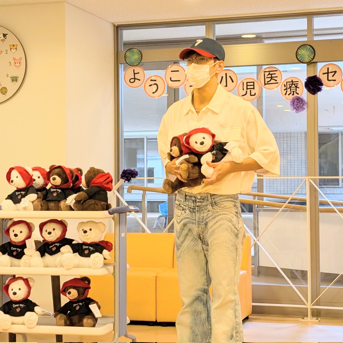 ped_koho's tweet photo. 10月27日は #テディベアの日��
8月に開催した #テディベア贈呈式 の様子をご紹介！
#小児医療センター で #病気療養中の子どもたち へ #テディベア の贈呈が行われ #2PM のJun. Kさんが 来訪し、子どもたちと笑顔で交流、手渡してくださいました。
心温まる時間をありがとうございました！
#小児科 https://t.co/hpVTcp8o6a