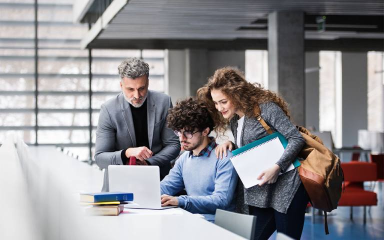 Is your institution’s messaging keeping pace with students’ needs? Read Hanover’s 3 tips to strengthen your higher ed brand. #HigherEd hubs.ly/Q03Q2T7l0