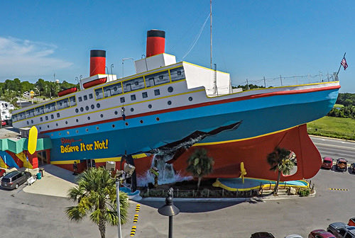 Cooleach's tweet image. Узнал об американской франшизе Ripley's Believe It or Not, которая начиналась 100 лет назад как страничка удивительных фактов в газете, а впоследствии разрослась до книг, комиксов, теле- и радиошоу, и самое главное — сети музеев всяких диковинок (Odditoriums) с безумными фасадами