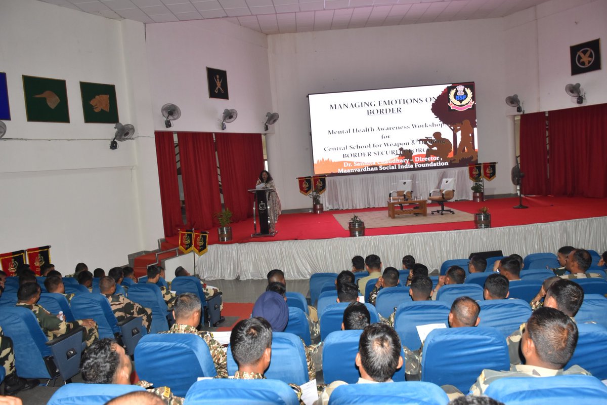 BSF_CSWT's tweet photo. मानसिक रूप से स्वस्थ समुदायों और संस्थानों को विकसित करने के लिए प्रतिबद्ध मानववर्धन सोशल इंडिया फाउंडेशन की निदेशक डॉ. संहिता चौधरी,  द्वारा मानसिक स्वास्थ्य जागरूकता पर CSWT BSF इंदौर में एक कार्यशाला का आयोजन किया गया | विंगों के प्रशिक्षकों और प्रशिक्षुओं ने भाग लिया। https://t.co/ly0fgdzhaN