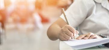 .. الحياة هي الامتحان الأصعب
يفشل العديد من الأشخاص ، لأنهم يحاولون تقليد الآخرين
دون أن يدركوا أن لكل شخص ورقة أسئلة مختلفة .. #علمتنا_الحياة