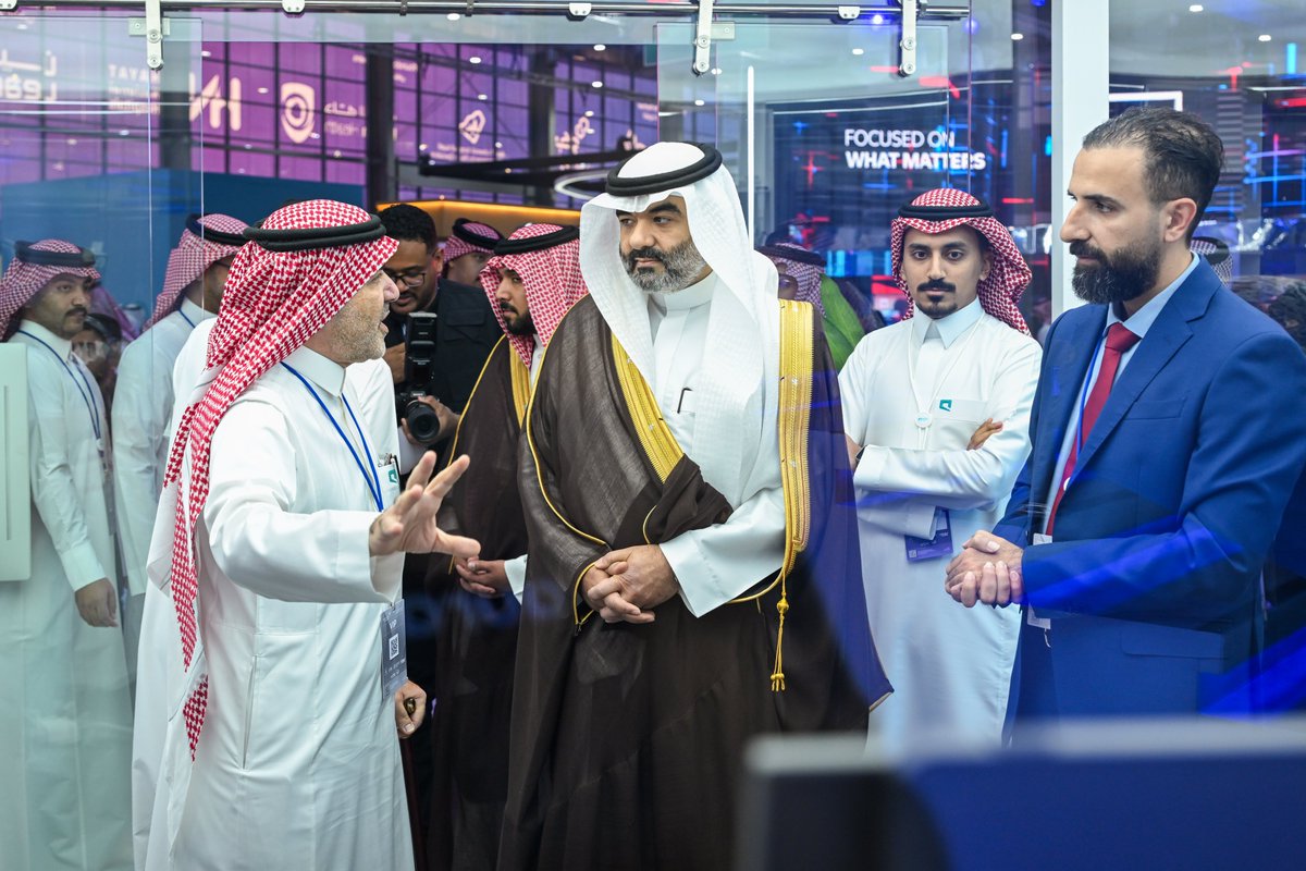 سعدنا بزيارة معالي وزير الاتصالات وتقنية المعلومات م. عبدالله السواحه لجناح #موبايلي_أعمال في #ملتقى_الصحة_العالمي_25، حيث استعرضنا مع معاليه أبرز حلولنا التقنية المبتكرة في مجال الرعاية الصحية