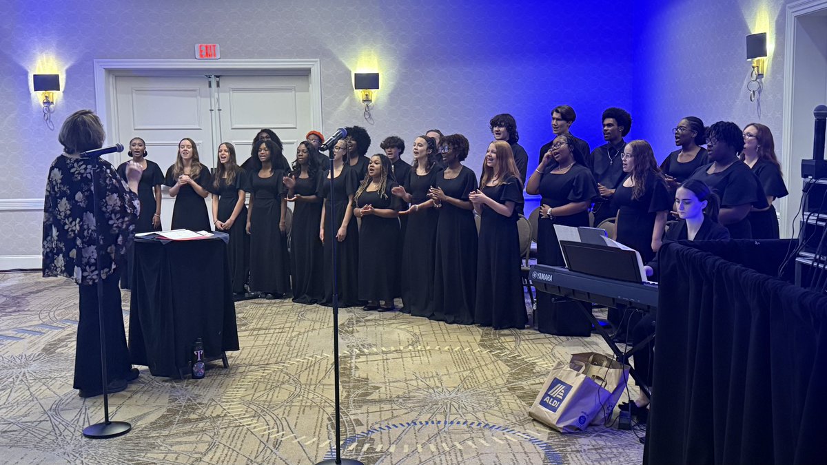 DrJNeighbours's tweet image. Suffolk @SufVAschools @SPS_FPA fine and performing arts representing at the Virginia Association of School Superintendents conference! The Center for Performing and Production Arts @CPPA_SPS at Lakeland @LHSCavs under Tiffany McCabe Carr 👏🏻👏🏻👏🏻 #SPSCreatesAchievers…