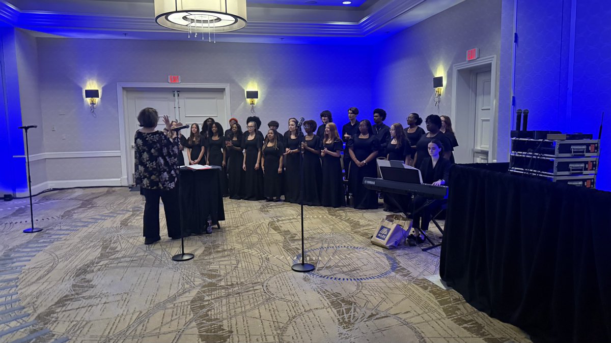 DrJNeighbours's tweet image. Suffolk @SufVAschools @SPS_FPA fine and performing arts representing at the Virginia Association of School Superintendents conference! The Center for Performing and Production Arts @CPPA_SPS at Lakeland @LHSCavs under Tiffany McCabe Carr 👏🏻👏🏻👏🏻 #SPSCreatesAchievers…