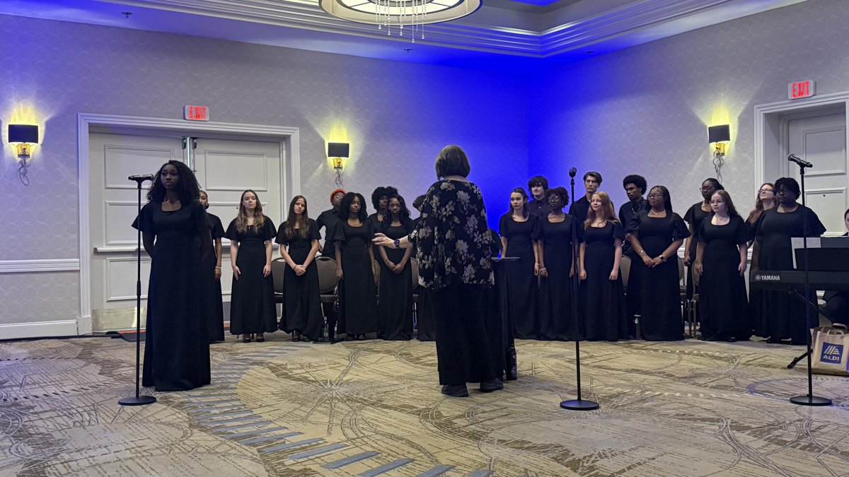 DrJNeighbours's tweet image. Suffolk @SufVAschools @SPS_FPA fine and performing arts representing at the Virginia Association of School Superintendents conference! The Center for Performing and Production Arts @CPPA_SPS at Lakeland @LHSCavs under Tiffany McCabe Carr 👏🏻👏🏻👏🏻 #SPSCreatesAchievers…