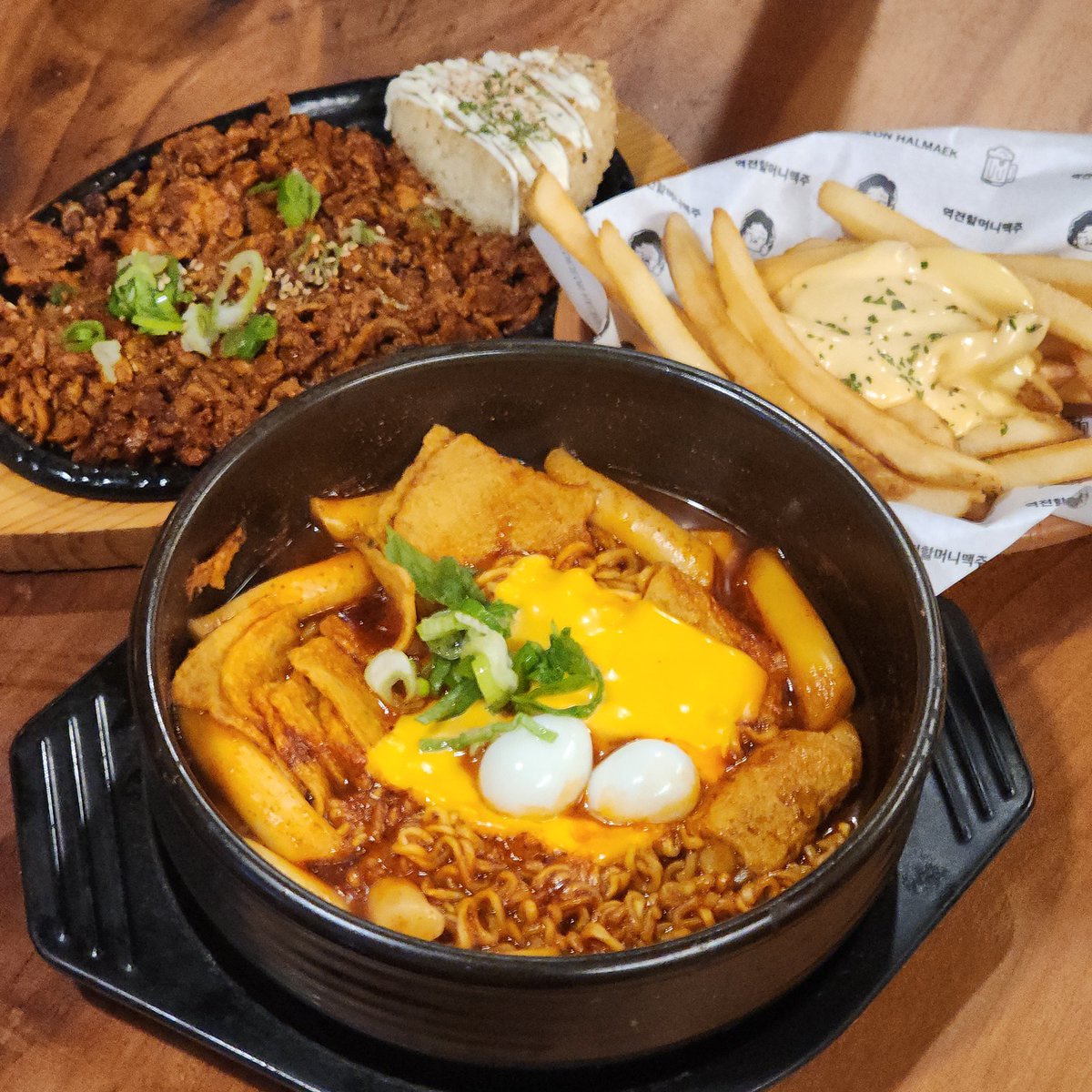 오늘의 메뉴는 역전할머니맥주
짜파구리 버터갈릭감튀 오돌뼈야 으무!
다들 오늘도 맛저해 으무!