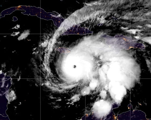 intl_source's tweet image. #Caribbean #ClimateChange #Jamaica
As Hurricane Melissa intensifies, millions in the Caribbean brace for a terrifying showdown between nature's fury and human resilience.
intlsource.net/en/public/arti…