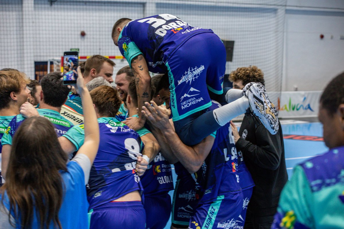 Qué larga se nos va a hacer esta semana sin <a href="/ASOBAL/">ASOBAL</a> 🥲

📸 Os dejamos un poquito del #PGEHCA para aguantar la espera. ¡Más en nuestro #Instagram! 👉 instagram.com/angelximenezbm…

©️ Alberto Montaño

#VamosMiGenil #VamosAX