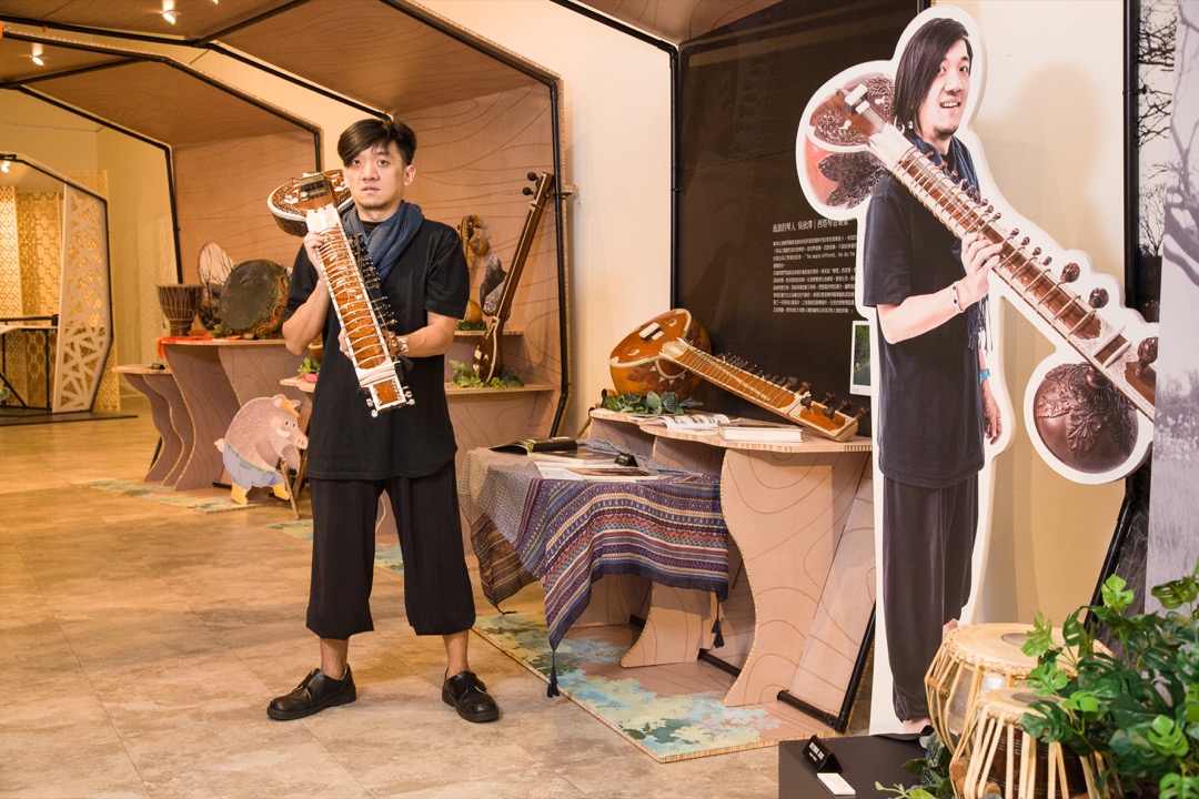 噶瑪蘭族西塔琴手屋希・耶澤Uz AZeR吳欣澤 歡迎點愛心轉推~
父親噶瑪蘭人，母親客家人。
AZeR澤以西塔琴為主軸成立西尤島融合樂團，為西塔琴手兼主唱與總監。
從小在台北長大，在家人耳濡目染下學會彈吉他，
於各大演唱會擔任專業吉他手演出，並為紀錄片配樂。