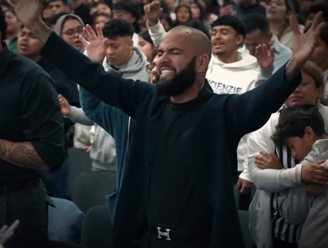Dani Alves predicador en una iglesia evangelica es uno de los giros más locos que he visto en mi vida.