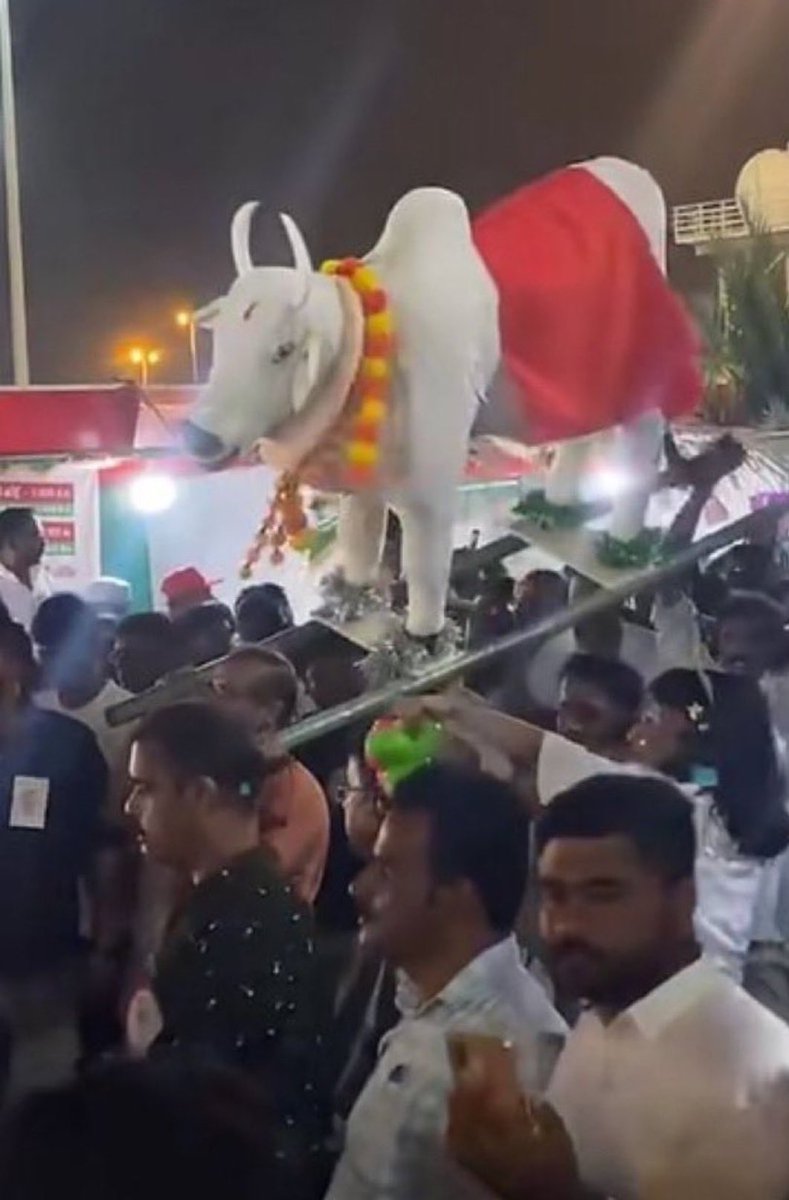 bmja22's tweet photo. نؤمن بالتسامح
ونقدر التنوع الثقافي على اختلافه
لكن لا يعني هذا ان يقدس البقر جهارا في أرضنا ... ونتسامح
ترسيخ الهوية الوطنية والمواطنة يجب أن يقابله تعزيز الهوية الإسلامية ومنع مظاهر المجاهرة بعبادة غير الله في هذه الأرض
وتطبيق الضوابط لضمان احترام كل وافد ومقيم لهذه الهوية https://t.co/MUHnXiPq4C