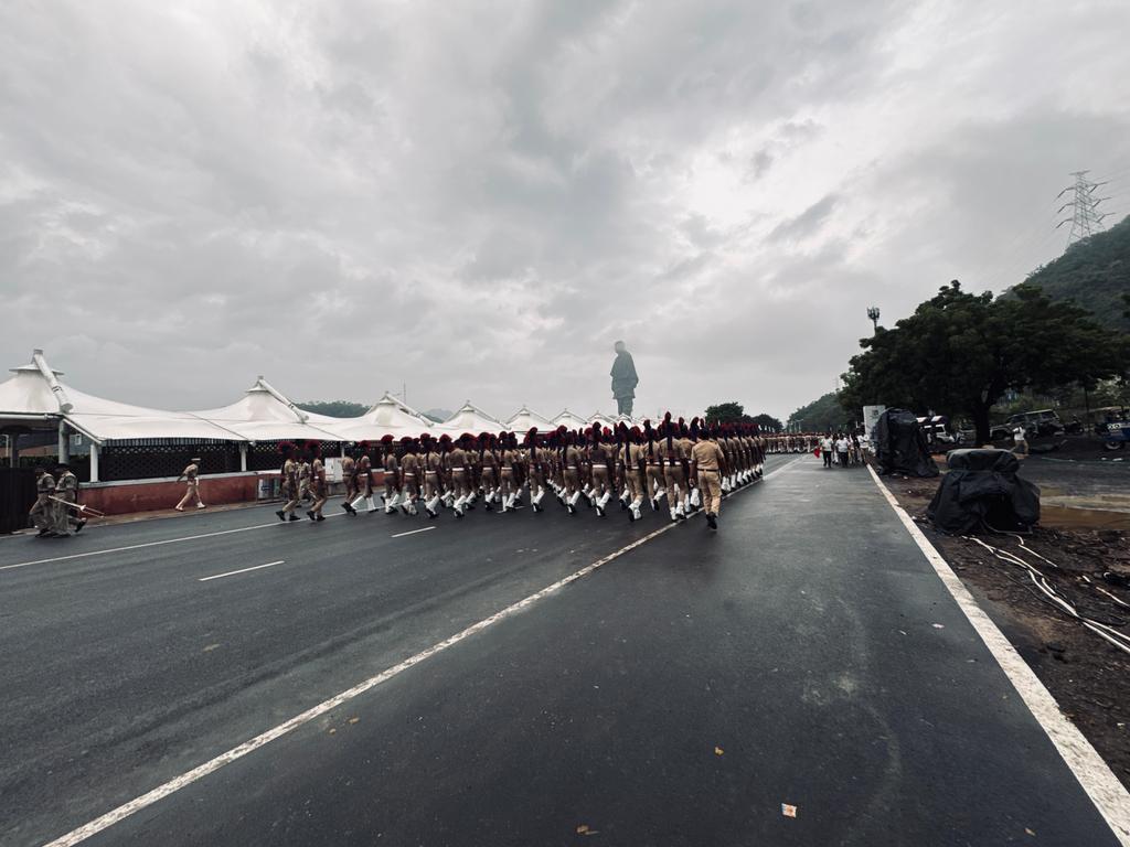 EktaDiwasBharat's tweet photo. Before the grand parade comes the quiet practice — boots on the ground, flags in the air, hearts in sync.
Behind the scenes of Rashtriya Ekta Diwas rehearsals. 🇮🇳
Unity isn’t just celebrated. It is rehearsed, lived and carried forward.
#RashtriyaEktaDiwas2025 #SardarPatel150 #EktaDiwasBharat #BehindTheScenes