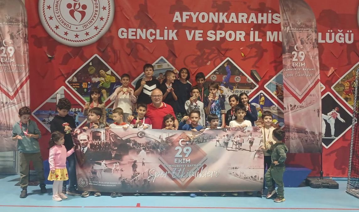 Afyonkarahisar Gençlik ve Spor İl Müdürlüğü (@gsb_afyon) on Twitter photo 🇹🇷 Cumhuriyetin 102. Yılında Sporun ve Gençliğin Zaferi Sahalardan Yükseldi!
29 Ekim Cumhuriyet Bayramı haftasında, Afyonkarahisar Gençlik ve Spor İl Müdürlüğü tarafından eskrim, taekwondo, satranç ve badminton branşlarında düzenlenen müsabakalar büyük bir coşkuyla tamamlandı. 🇹🇷 Cumhuriyetin 102. Yılında Sporun ve Gençliğin Zaferi Sahalardan Yükseldi!
29 Ekim Cumhuriyet Bayramı haftasında, Afyonkarahisar Gençlik ve Spor İl Müdürlüğü tarafından eskrim, taekwondo, satranç ve badminton branşlarında düzenlenen müsabakalar büyük bir coşkuyla tamamlandı.