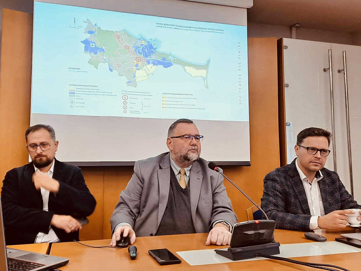 24.10 odbyła się konferencja „Planowanie przestrzenne na obszarach metropolitalnych i aglomeracyjnych. Koncepcja regulacji” z udziałem kierownika OPMR, <a href="/KarolJanas_OPM/">Karol Janas</a>. Dziękujemy organizatorom za zaproszenie do dyskusji o przyszłości planowania przestrzennego w Polsce 📌
