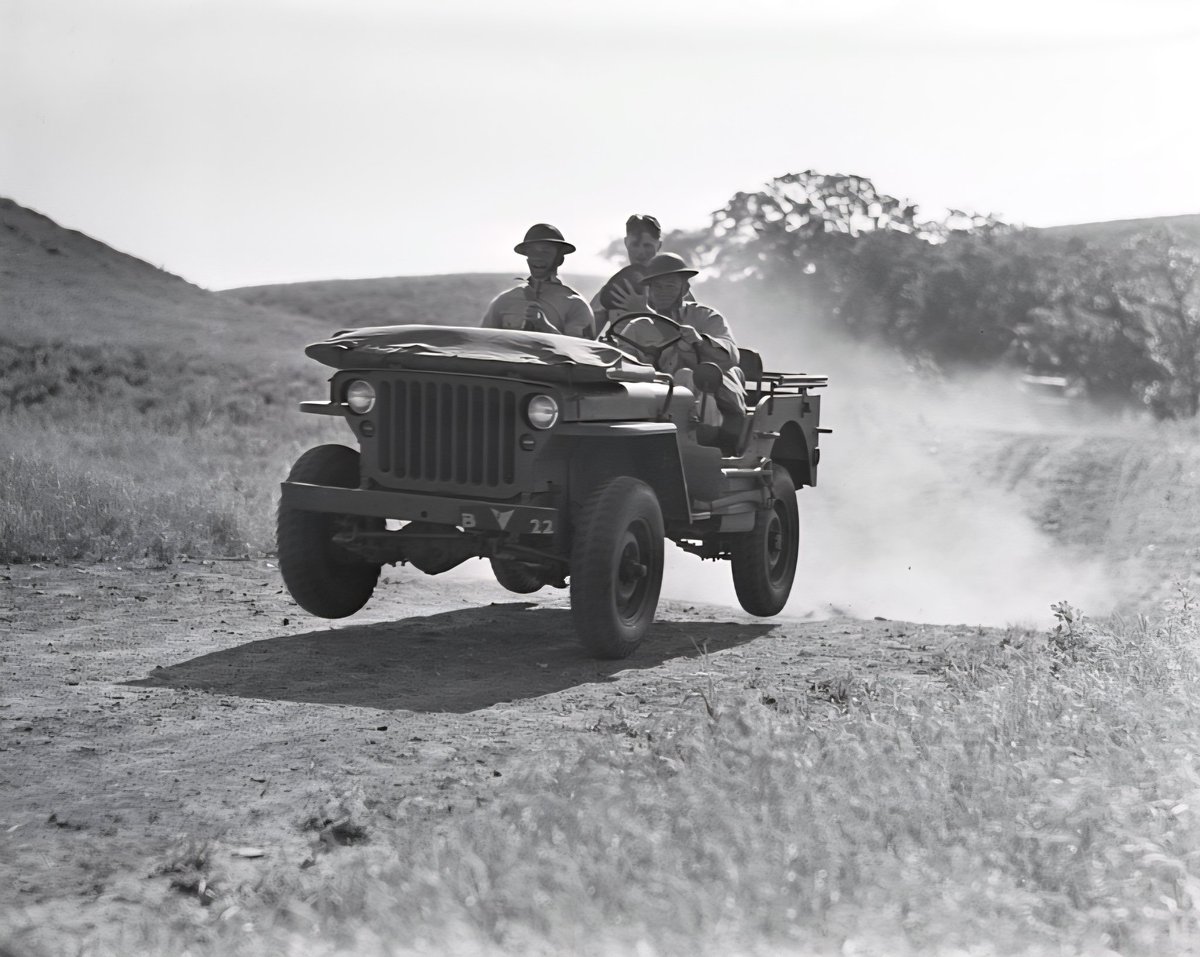 The 92nd Reconnaissance Squadron having a little fun in Fort Riley, Kansas, circa April 1942! 📸 Jack Delano 
.............
#dailyjeeps #monday #mondayvibes #mondaymood #legendary1941 #jeep #jeeplife #farm #farmlife #farmjeep #army #WWII #military #war #willys #vintage #legends