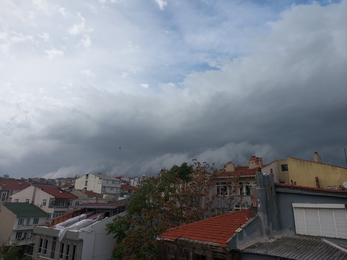 Soğuk cephenin girişi ile birlikte gelişen fırtına hattı ⛈️
📍Tekirdağ