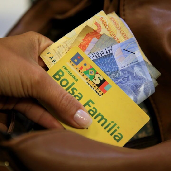Quem recebe bolsa família tinha de ser proibido de votar. 
Era isso!!!

Concorda? Sim ou não?
