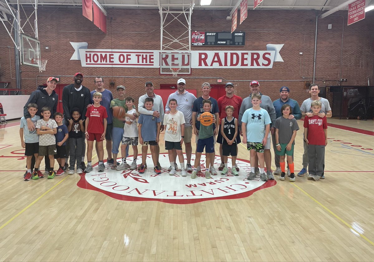 BaylorCamps's tweet photo. Father-Son Basketball Night!

Always special to see dads and sons sharing the court together.

#WeAreBaylor 🏀 @RaiderRecap https://t.co/XERpYIJZQG